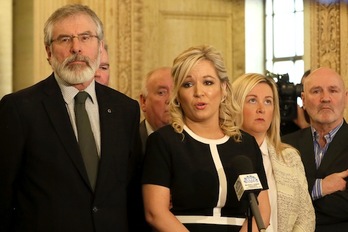 Gerry Adams, a la izquierda, junto a otros líderes de Sinn Féin. (Paul FAITH/AFP)