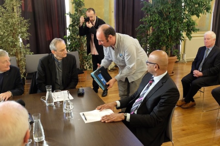 Txetx Etcheverryk eman dio armategien kokapenaren berri Vatikanoko ordezkariari, eta honek Nazioarteko Egiaztatzaile Batzordeari. 