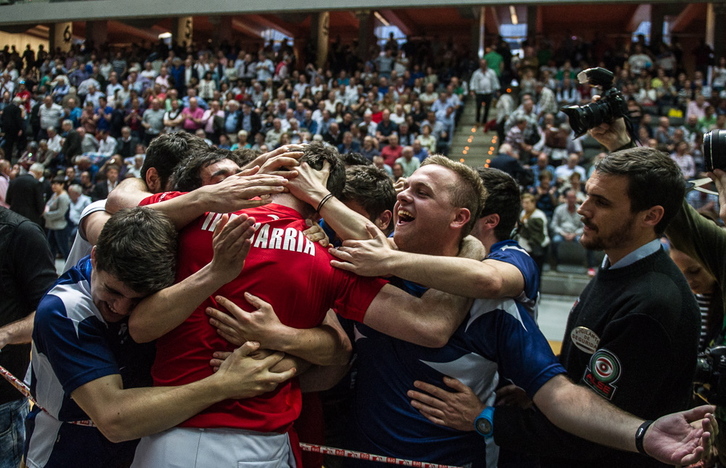 Irribarriaren gertukoak honen gainean, 22ra iritsi eta berehala. (Marisol RAMIREZ | ARGAZKI PRESS)