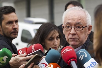 Joseba Azkarraga, portavoz de Sare, atiende a los medios en una imagen de archivo. (J. DANAE/ARGAZKI PRESS)