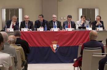 Mesa presidencial en la Asamblea celebrada este martes. (@CAOsasuna)
