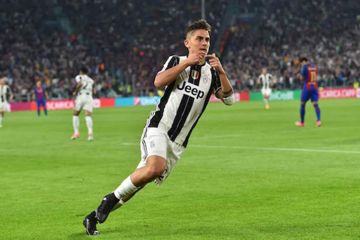 Dybala celebra uno de sus dos goles contra el Barça. (GIUSEPPE CACACE / AFP)