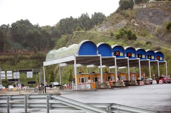Casetas de peaje a la salida de los túneles de Artxanda. (Monika DEL VALLE/ARGAZKI PRESS)