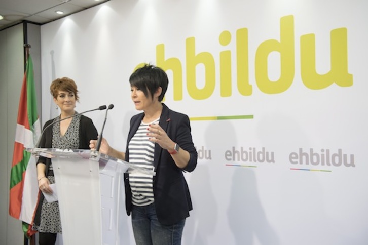 Bakartxo Ruiz y Maddalen Iriarte, portavoces de EH Bildu. (Juan Carlos RUIZ/ARGAZKI PRESS)