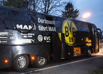 El autobús del Borussia Dortmund atacado ayer. (Patrick STOLLARZ/AFP)
