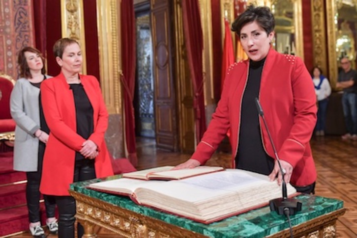 La nueva consejera de Educación, en el momento de prometer el cargo. (Idoia ZABALETA/ARGAZKI PRESS)