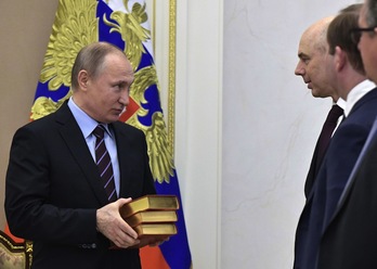 Vladimir Putin, junto a asesores de su Gobierno. (Aleksei NIKOLSKYI / AFP)