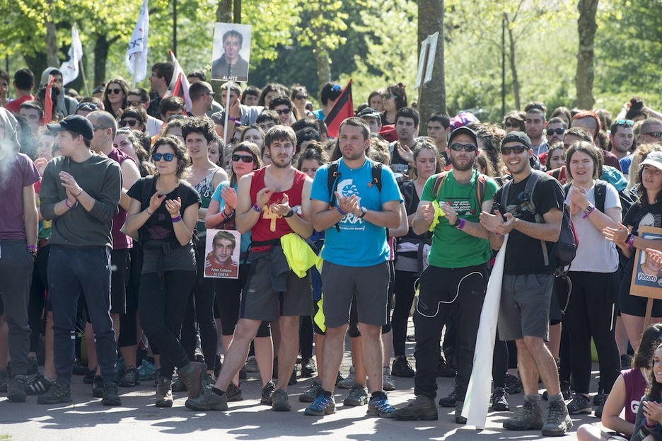 Abiatu aurretik, txaloekin agurtu dute irekiera ekitaldia. (Monika DEL VALLE / ARGAZKI PRESS)