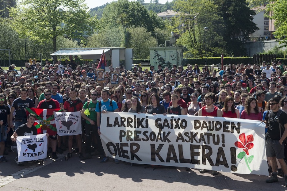 Preso gaixoen etxeratzea aldarrikatu dute gazteek Zornotzan. (Monika DEL VALLE / ARGAZKI PRESS)