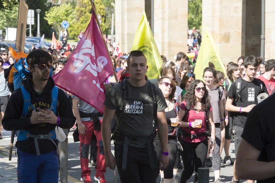 Gazte ugari, martxaren hasieran. (Monika DEL VALLE / ARGAZKI PRESS)