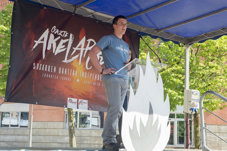 Aitor Servierrek, Aitzinako bozeramaileak, hartu du hitza abiatu aurretik. (Monika DEL VALLE / ARGAZKI PRESS)