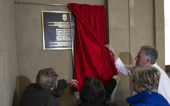 El alcalde de Iruñea, Joseba Asiron, descubre la placa en recuerdo de los concejales y trabajadores municipales víctimas del franquismo. (Jagoba MANTEROLA/ARGAZKI PRESS)