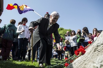 Un momento de la ofrenda floral. (Jagoba MANTEROLA/ARGAZKI PRESS)