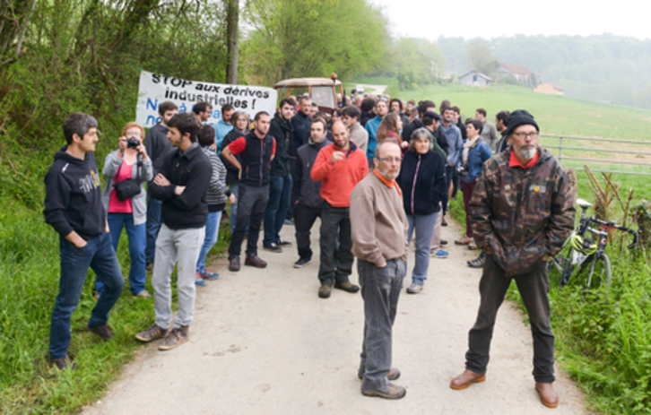 Hiru etxaldeetan bildu ziren manifestariak. (Isabelle MIQUELESTORENA)