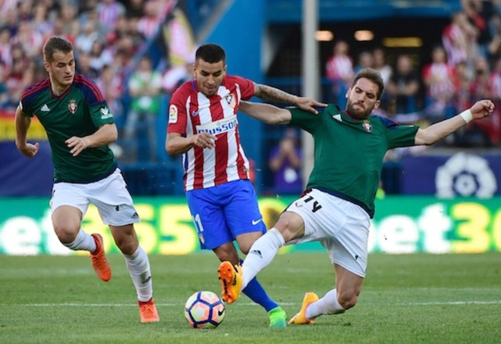 Fausto Tienza trata de arrebatar un balón a Ángel Correa. (Pierre-Philippe MARCOU/AFP)