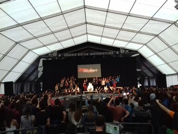 Jendetza bildu da karpan, ekitaldi nagusian. (@topatu_eus)