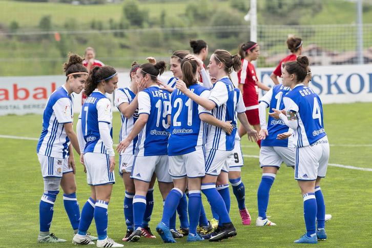 Realeko neskak, gol bat ospatzen. (Juan Carlos RUIZ/ARGAZKI PRESS)