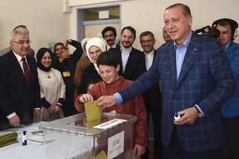 El presidente turco, Recep Tayyip Erdogan, deposita su voto. (Ozan KOSE/ARGAZKI PRESS)