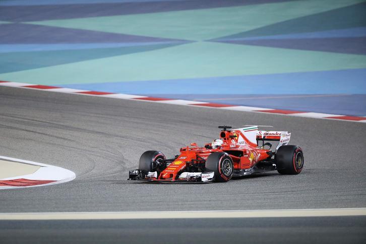 Vettel, ganador en Bahréin y líder en solitario del Mundial. (Karim SAHIB/AFP)