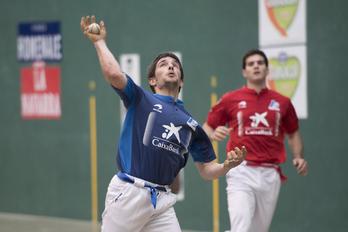 Mendizabal aurrelarien jokoa eginez aise nagusitu zaio Zabaletari. (Juan Carlos RUIZ/ARGAZKI PRESS)