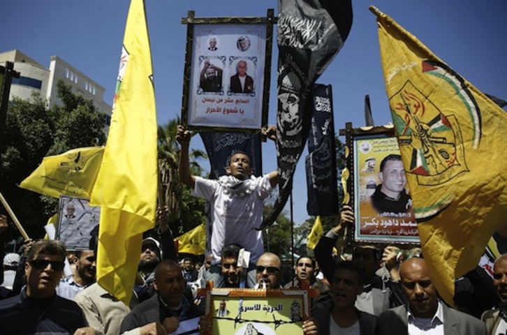 Manifestación en Gaza en solidaridad con los presos palestinos en huelga de hambre. (Mohammed ABED/AFP)