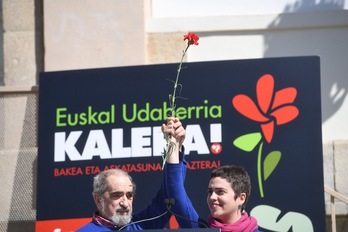 Oihana Garmendiak eta Josu Barandikak hartu dute hitza Gernikan. (Jon URBE/ARGAZKI PRESS)