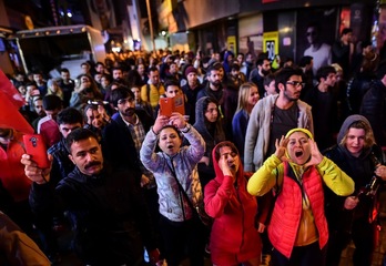 Partidarios del «no» en el referéndum turco protestan en Estambul tras conocerse los resultados. (Yasin AKGUL/AFP)