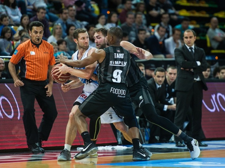 Bilbao Basketek ezin izan du galiziarren aurka irabazi. (Marisol RAMIREZ/ARGAZKI PRESS)