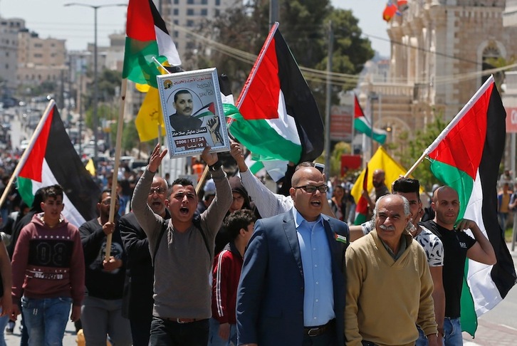 Manifestación en Belén en apoyo a los presos palestinos en huelga de hambre. (Ahmad GHARABLI/AFP)