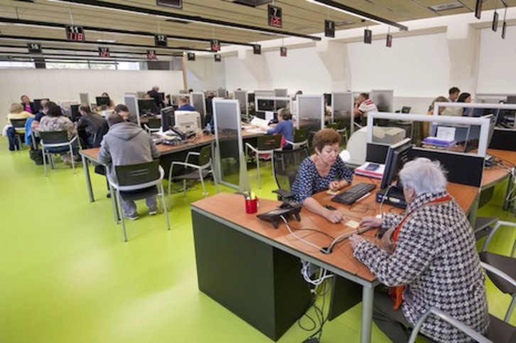 Varios contribuyentes, realizando su declaración del IRPF. (GOBIERNO DE NAFARROA)