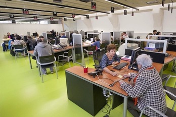 Una persona realiza su declaración del IRPF. (GOBIERNO DE NAFARROA)