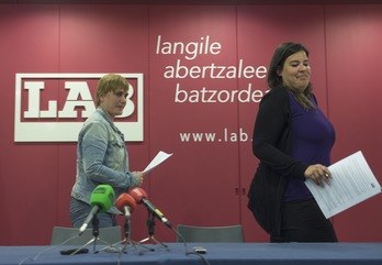 Ainhoa Etxaide LABeko idazkari nagusia eta Zaloa Ibeas Emakume Idazkaritzaren arduraduna, Donostiako egoitzan. [Jon URBE / ARGAZKI PRESS]