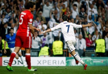 Cristiano Ronaldo celebra uno de sus tres goles ante el Bayern. (Oscar DEL POZO/AFP) 
