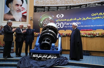El presidente iraní, Hassan Rouhani, con el ministro de Exteriores y el jefe de la Agencia Nuclear, en el Día Nacional de la Tecnología Nuclear, el 9 de abril. (AFP)