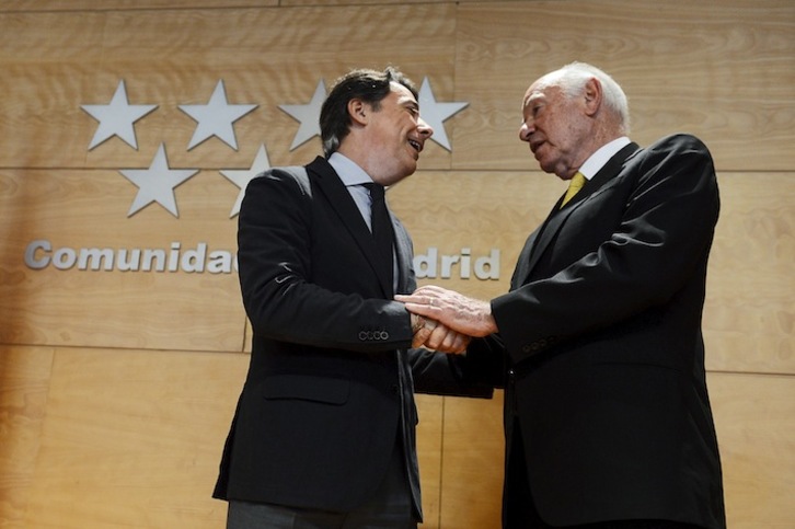 Ignacio González, a la izquierda, en una conferencia en Madrid en 2013. (Pierre-Philippe MARCOU/AFP)