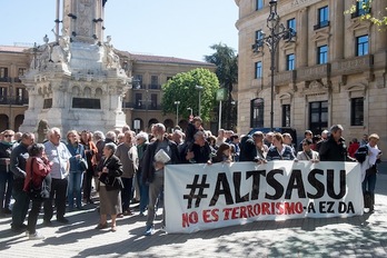 Los familiares de los jóvenes de Altsasu se han concentrado ante el Monumento a los Fueros. (Iñigo URIZ/ARGAZKI PRESS)