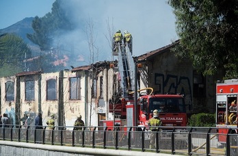 Los bomberos han controlado el incendio de Getxo sobre las 11.00. (Luis JAUREGIALTZO/ARGAZKI PRESS)