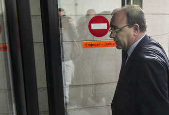 El exalcalde de Eguesibar, Josetxo Andía, cuando declaró por las preferentes.  (J. MANTEROLA) 