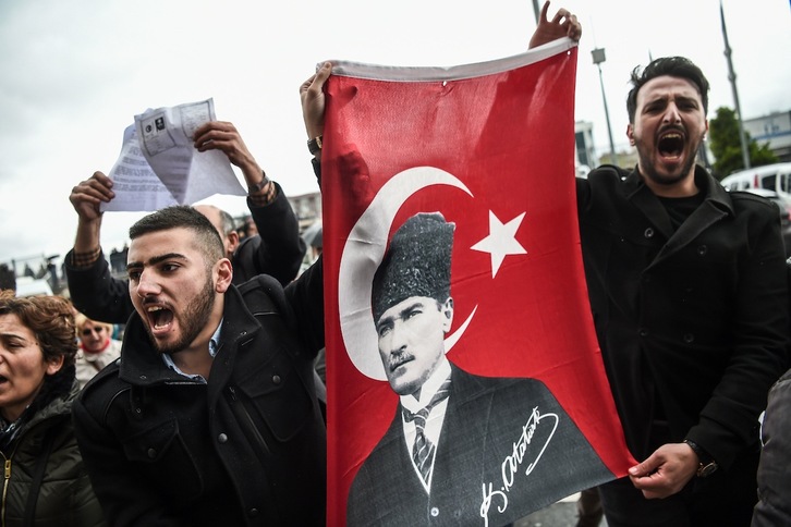 Opositores de Erdogan sostienen una bandera de Mustafa Kemal Ataturk, considerado fundador de la actual Turquía. (Ozan KOSE / AFP)