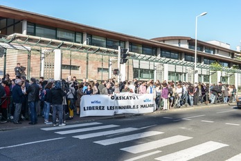 Decenas de personas han reclamado la libertad de Oier Gómez en Baiona. (Isabelle MIQUELESTORENA)