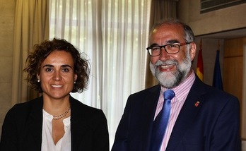 La ministra española Montserrat y el consejero Fernández posan antes de su reunión. (GOBIERNO DE NAFARROA)