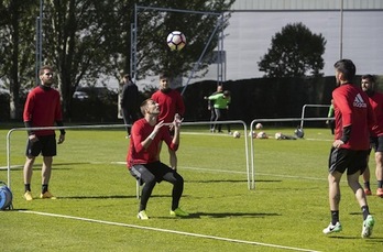 Un momento del entrenamiento de Osasuna en Tajonar para preparar el partido ante el Sporting. (OSASUNA)