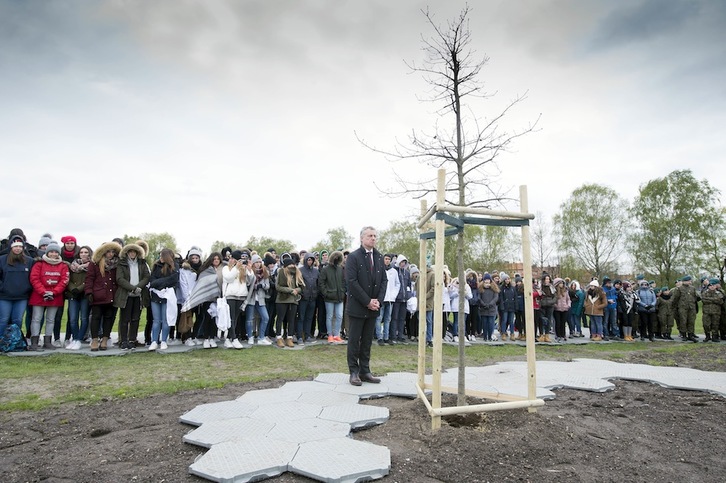 Urkullu, Auschwitzen landatutako Gernikako arbolaren kimuaren alboan. (IREKIA)