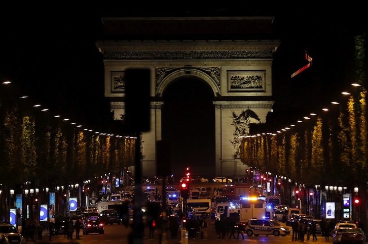 La policía ha acordonado la zona de los Campos Elíseos. (Thomas SAMSON / AFP)