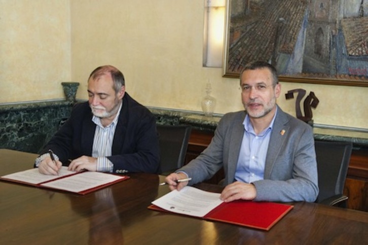 Imagen del momento de la firma del convenio. (GOBIERNO DE NAFARROA)