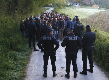 Laborariak Domintxaineko etxaldearen aurrean, poliziei bidea oztopatzen. (Bob EDME)
