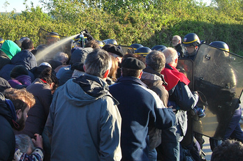 Gas negargarriak igorri dituzte CRS-ek Gabadiko etxaldean elkarretaratutako herritarren kontra. © ELB