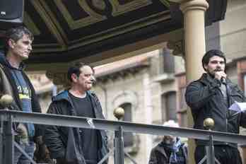 Los tres vecinos de Tafalla absueltos, durante un acto de apoyo. (Jagoba MANTEROLA/Argazki Press)