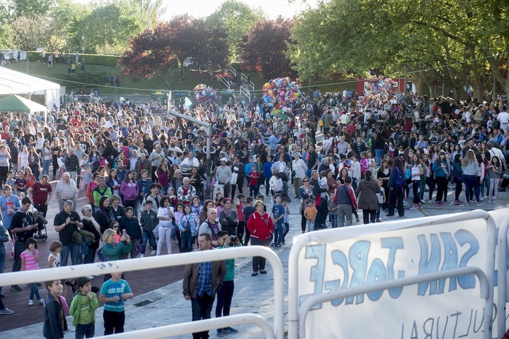 Los vecinos han llenado la zona festiva durante el txupinazo. (Iñigo URIZ / ARGAZKI PRESS)