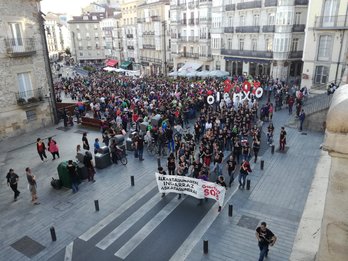 Jendetza elkartu da Gasteizen Oier Gomezen askatasuna aldarrikatzeko. (@Ion_Salgado)